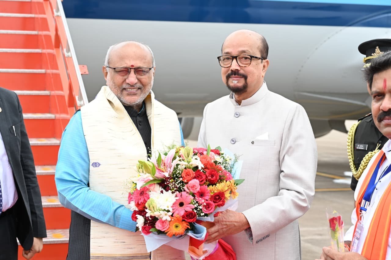 राज्यपाल श्री डेका ने उपराष्ट्रपति श्री राधाकृष्णन का किया आत्मीय स्वागत.