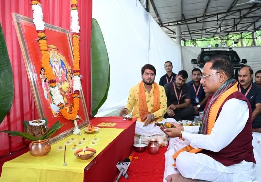मुख्यमंत्री निवास में भगवान विश्वकर्मा की विधि-विधान से पूजा-अर्चना, प्रदेश की सुख-समृद्धि और खुशहाली की कामना की.