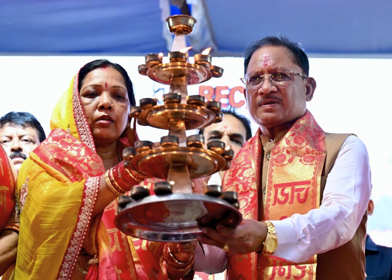 सवा लाख ‘आशीर्वाद के दीपों’ से जगमगाया खारुन तट, प्रधानमंत्री श्री नरेंद्र मोदी के स्वस्थ और दीर्घायु जीवन के लिए हुई महाआरती.