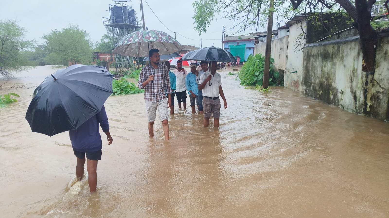 कुरूद में बाढ़ के बीच मौके पर पहुंचे SDM नभ सिंह कोसले