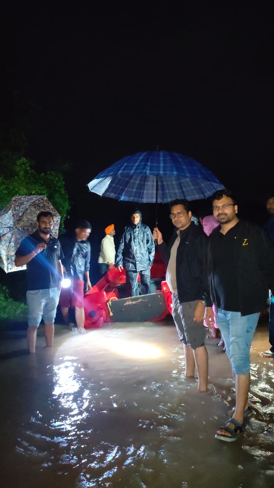 कुरूद में बाढ़ के बीच नारी में SDRF रेस्क्यू