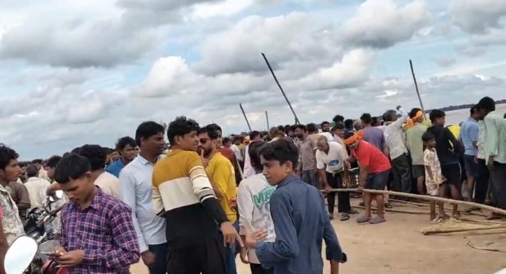 नारी पुल पर बाढ़ के बीच जुटी लोगों की भीड़