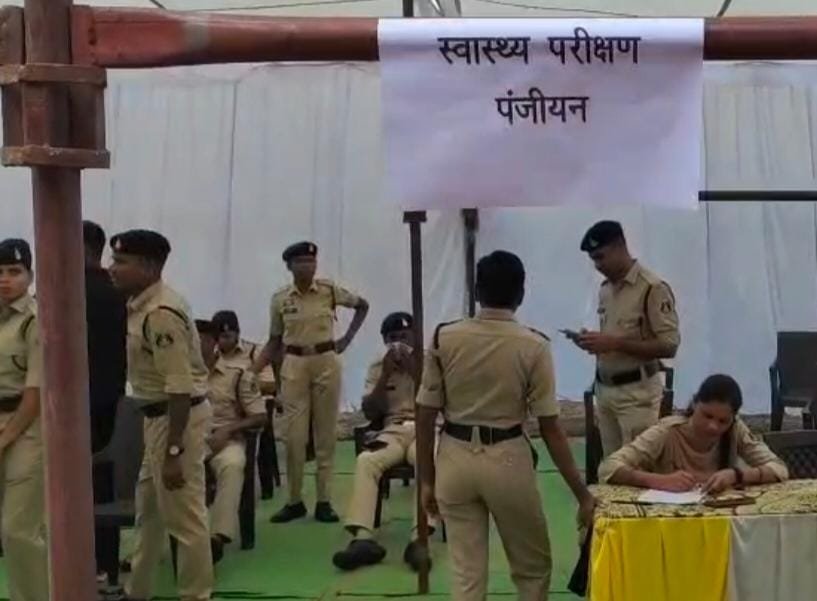 धमतरी पुलिस लाइन में स्वास्थ्य परीक्षण पंजीयन काउंटर पर पुलिसकर्मी - SP भावना पांडेय के निर्देशन में शिविर