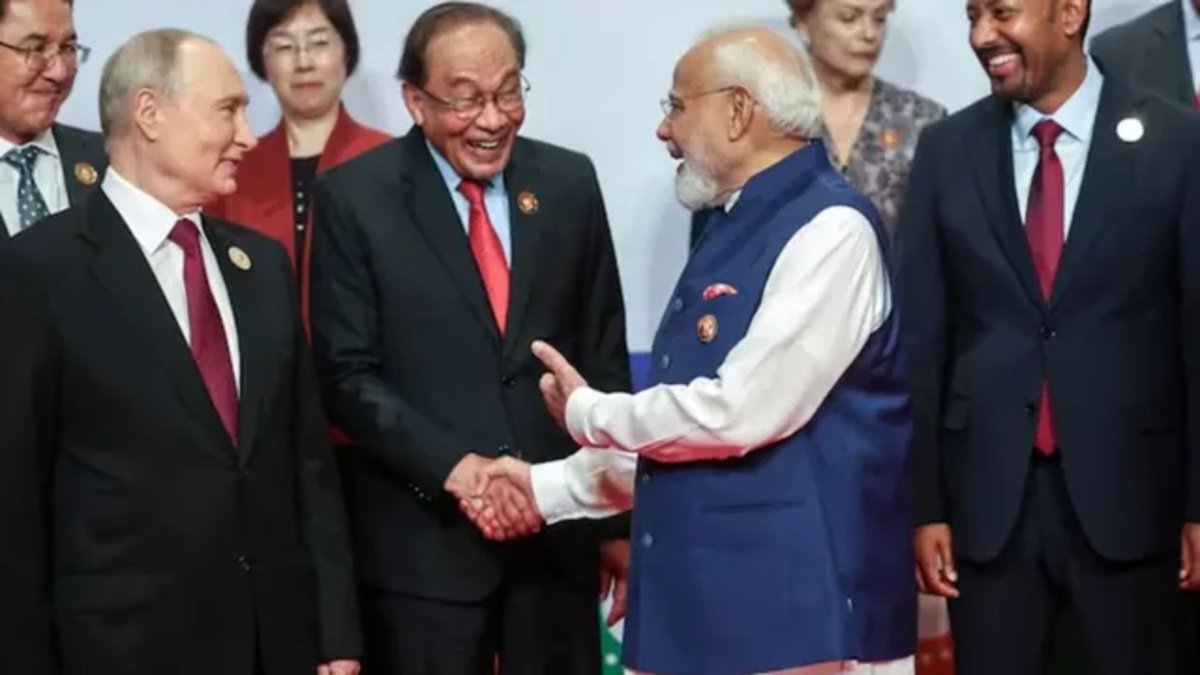 BRICS Summit : मलेशियाई PM अनवर इब्राहिम पर चढ़ा बॉलीवुड का रंग, मोदी से पुतिन तक हर मुलाकात पर बजा खास गाना