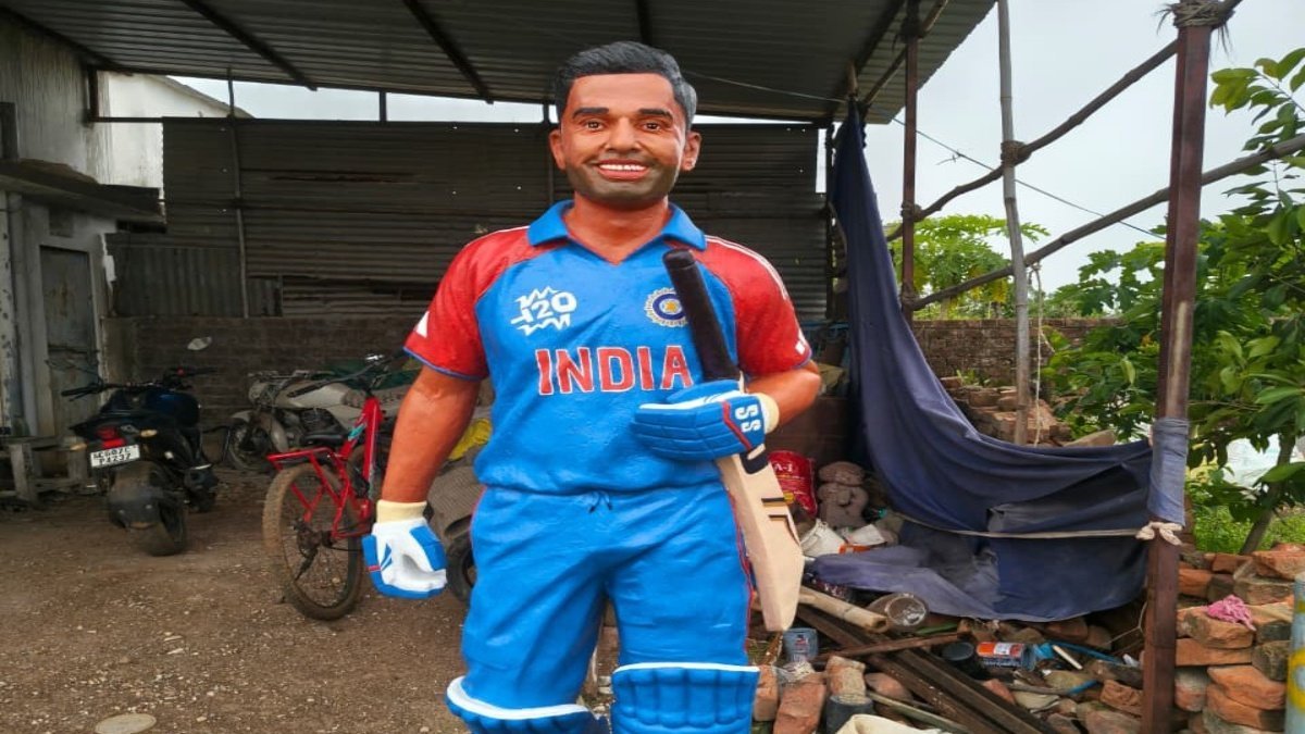CG NEWS : सूर्यकुमार यादव से मिलने 1300 KM दूर से पहुंचा फैन, फसल बेचकर बनवाई क्रिकेटर की मूर्ति
