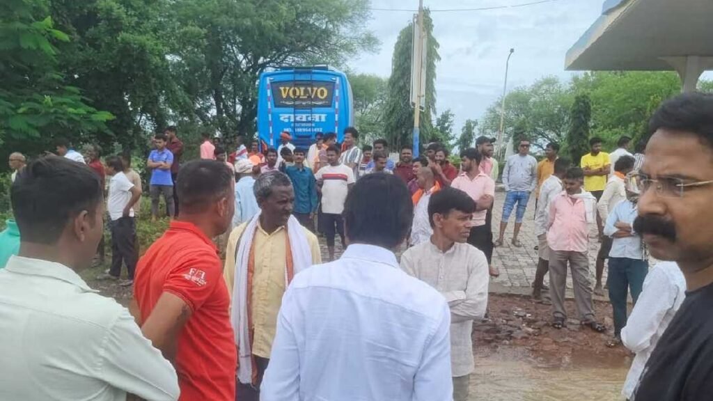 मेघा में छात्रा के नाले में बहने की घटना के बाद मौके पर जुटे स्थानीय लोग