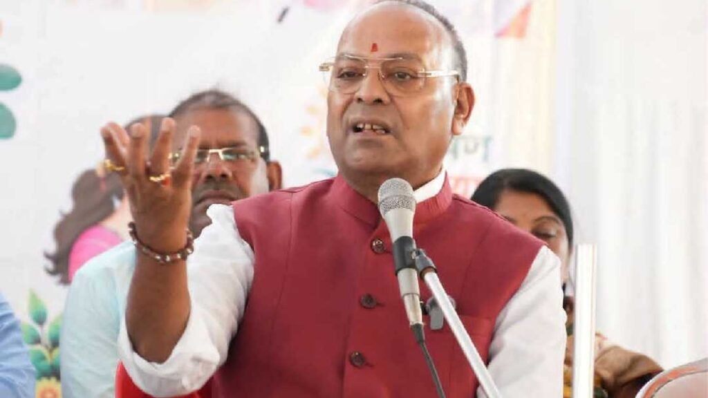 Ajay Chandrakar कुरुद में कार्यक्रम को संबोधित करते हुए