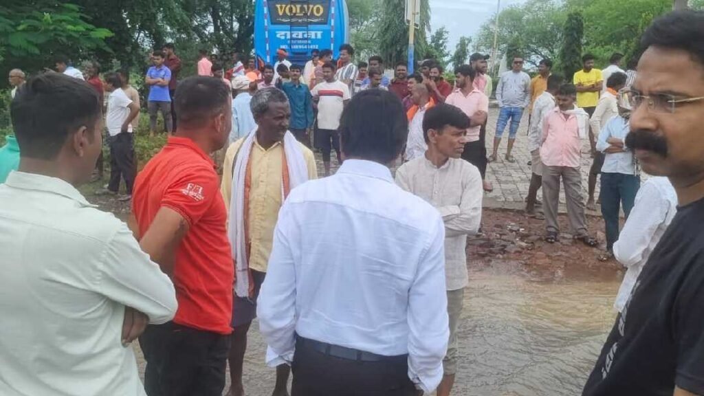 मेघा में छात्रा नाली में बही घटना के बाद घटनास्थल पर जुटे ग्रामीण