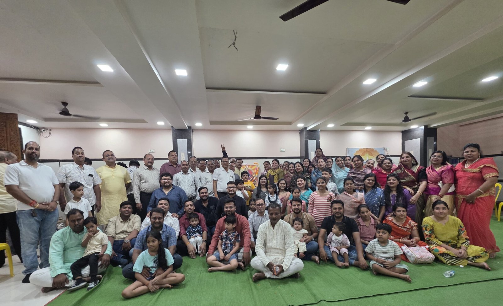 कुरुद श्री श्याम मंदिर में महाराजा अग्रसेन जयंती पर महाआरती करते अग्रवाल समाज के सदस्य