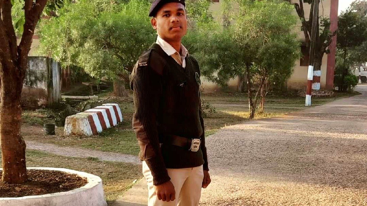 मगरलोड थाना में पदस्थ आरक्षक अजीत कुमार निषाद