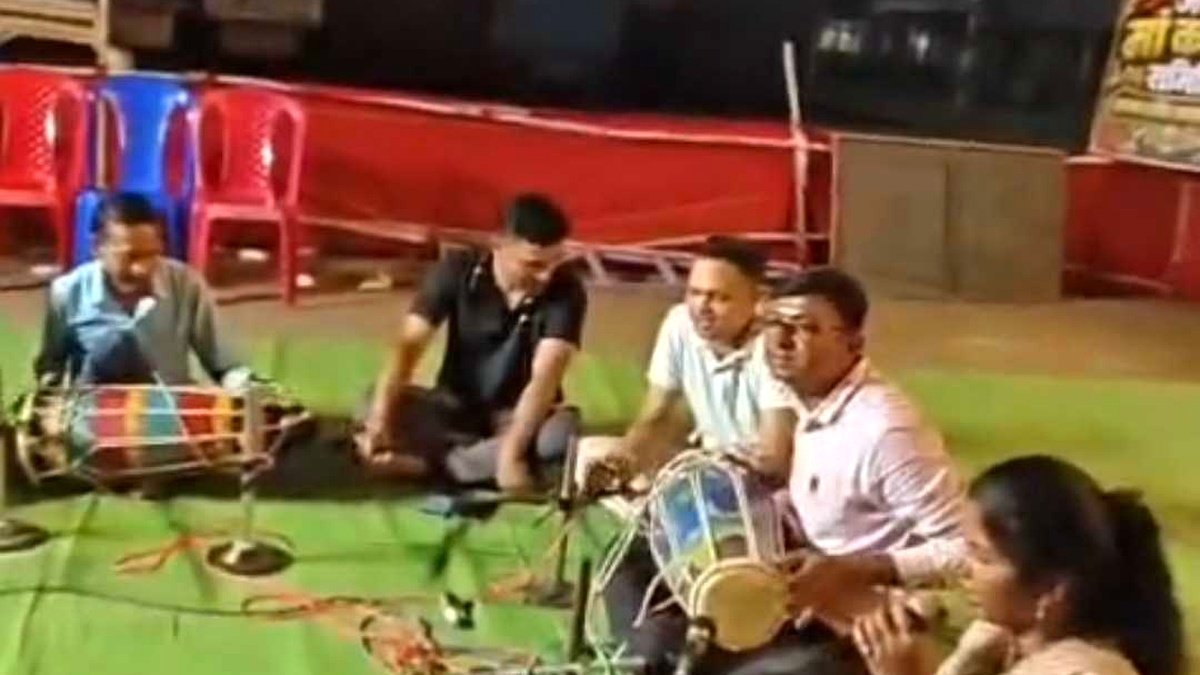 बालोद पुलिस के जसगीत की प्रस्तुति दुर्गा पंडाल में।