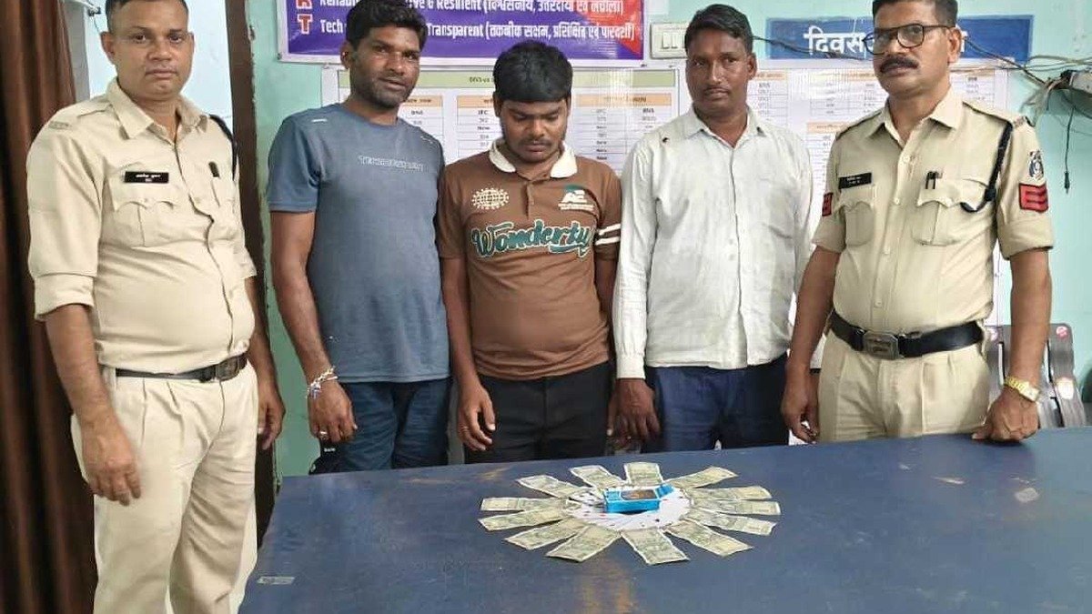 भखारा पुलिस की जुआ फड़ पर कार्रवाई में जब्त ताश और नकदी