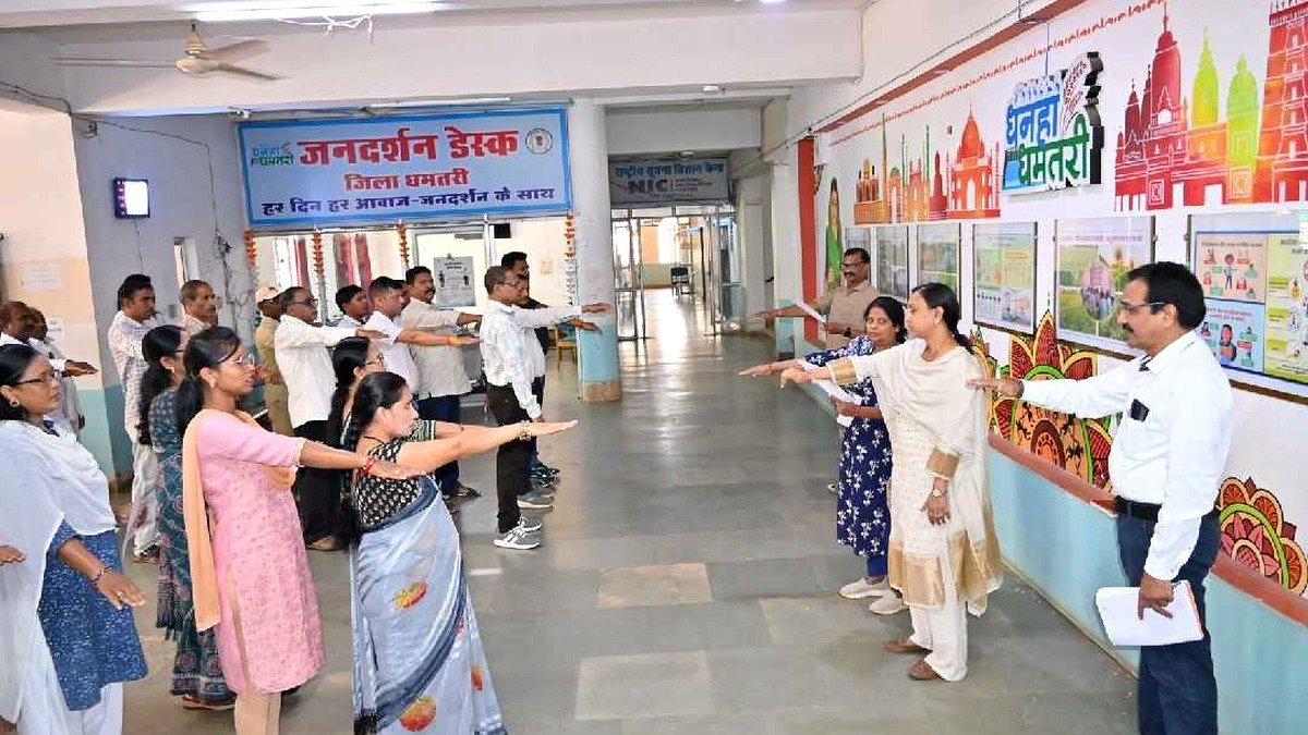 धमतरी में सत्यनिष्ठा की शपथ लेते कलेक्ट्रेट के अधिकारी और कर्मचारी