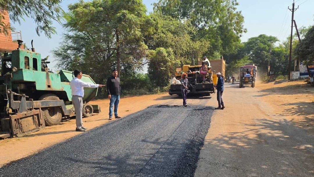 धमतरी में लोक निर्माण विभाग द्वारा क्षतिग्रस्त सड़कों की मरम्मत