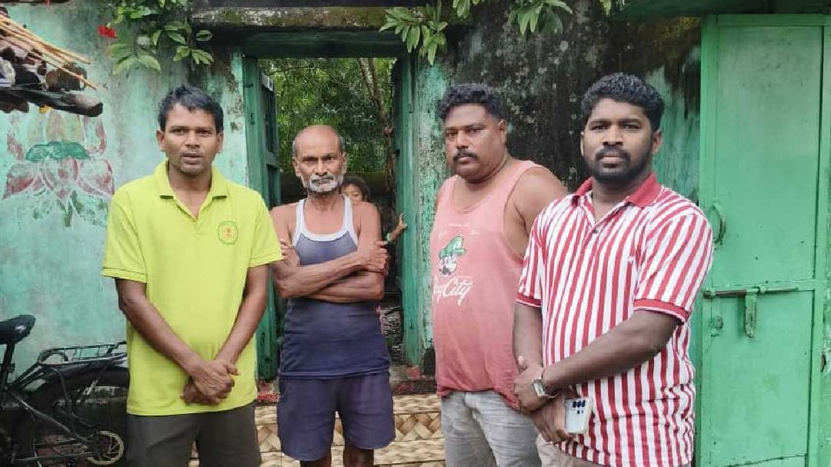 Gangrel me machhuaare ka rescue के दौरान गंगरेल जलाशय में मछुआरे को बचाती रेस्क्यू टीम।