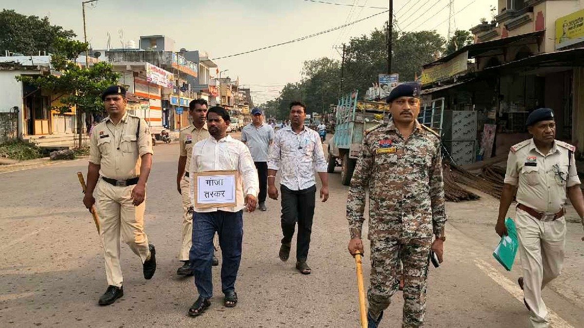 कुरूद पुलिस की गांजा तस्करी कार्रवाई के दौरान आरोपी के साथ पुलिस टीम
