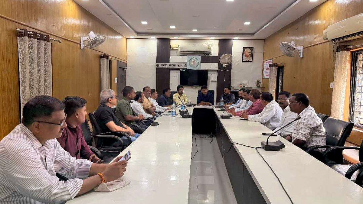 कुरूद के जनपद पंचायत सभागार में जन प्रयास पोर्टल को लेकर सामाजिक संगठनों के प्रतिनिधियों के साथ बैठक करते एसडीएम पीयूष तिवारी