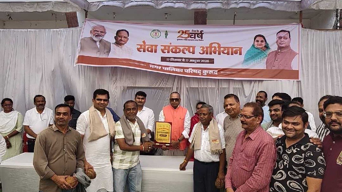 Ajay Chandrakar Kurud में ट्रैफिक व्यवस्था पर चर्चा करते हुए