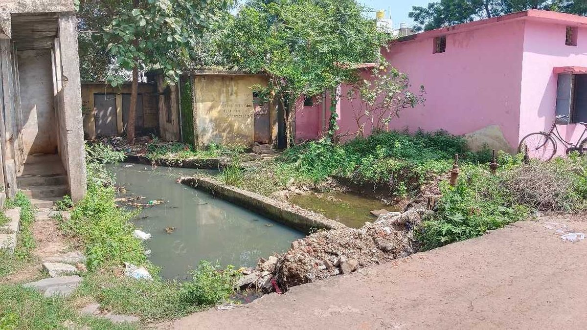 धमतरी के मकेश्वर स्कूल के पास खुला नाला
