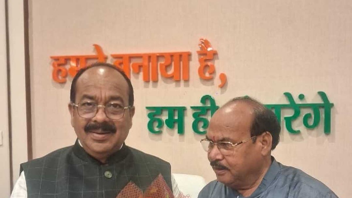उपमुख्यमंत्री अरुण साव से मुलाकात करते पूर्व विधायक लेखराम साहू