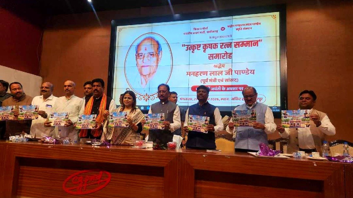 मुख्यमंत्री विष्णुदेव साय द्वारा मसान डबरा बदलाव की कहानी मैगजीन का विमोचन करते हुए