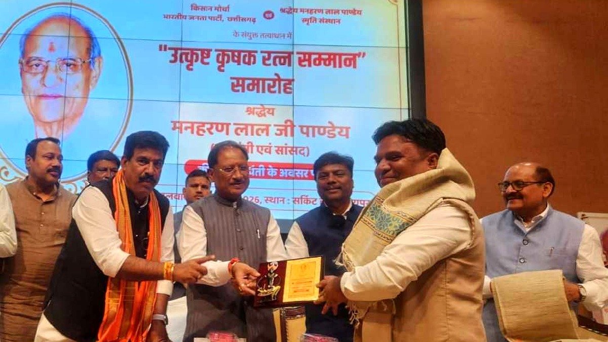 मुख्यमंत्री विष्णुदेव साय द्वारा धमतरी जिला पंचायत अध्यक्ष अरुण सार्वा को उत्कृष्ट कृषक रत्न सम्मान प्रदान करते हुए