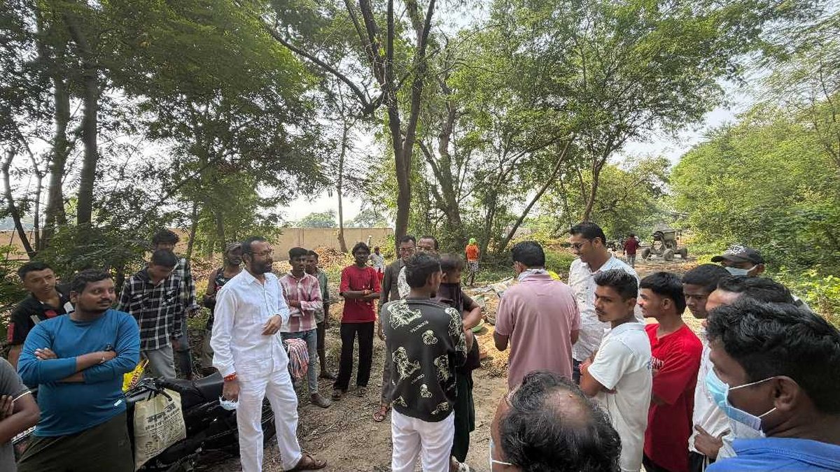 कुरूद में लावारिस शव का अंतिम संस्कार करते बोल बम सेवा समिति कुरूद के सदस्य