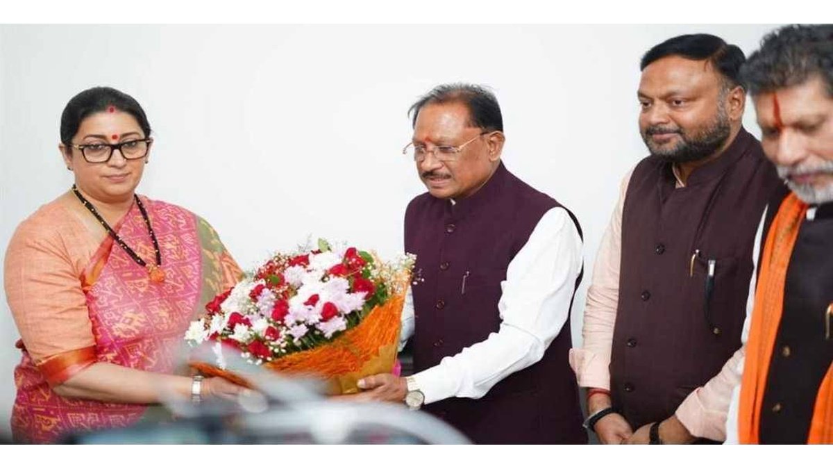 स्मृति ईरानी छत्तीसगढ़ दौरे पर रायपुर में मुख्यमंत्री विष्णुदेव साय से स्वागत प्राप्त करती हुईं